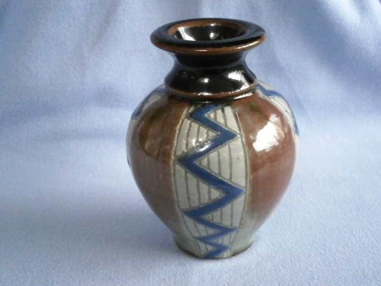 Jane Barker ( Nee Searle ) Studio Pottery Sgraffito Posy Vase